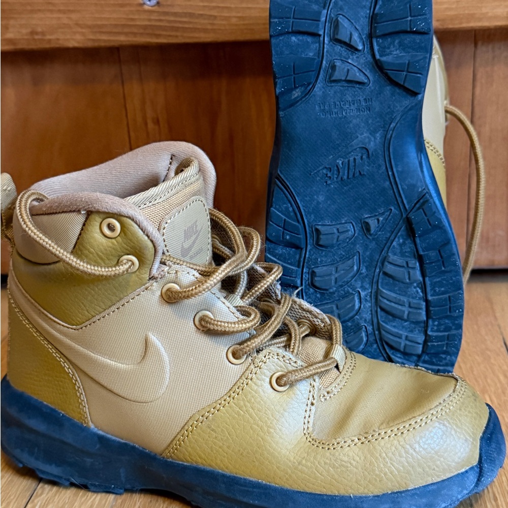 Nike Kids Tan and Navy Boots - Picture 6 of 6